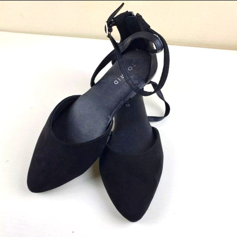 Torrid black cross strap Faux Suede flats size 7W.‎